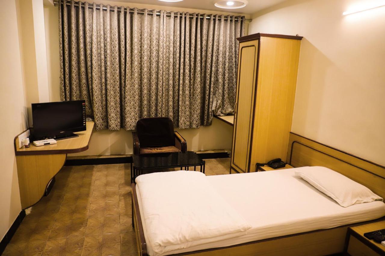 Hotel Kirti Jāmnagar Екстериор снимка