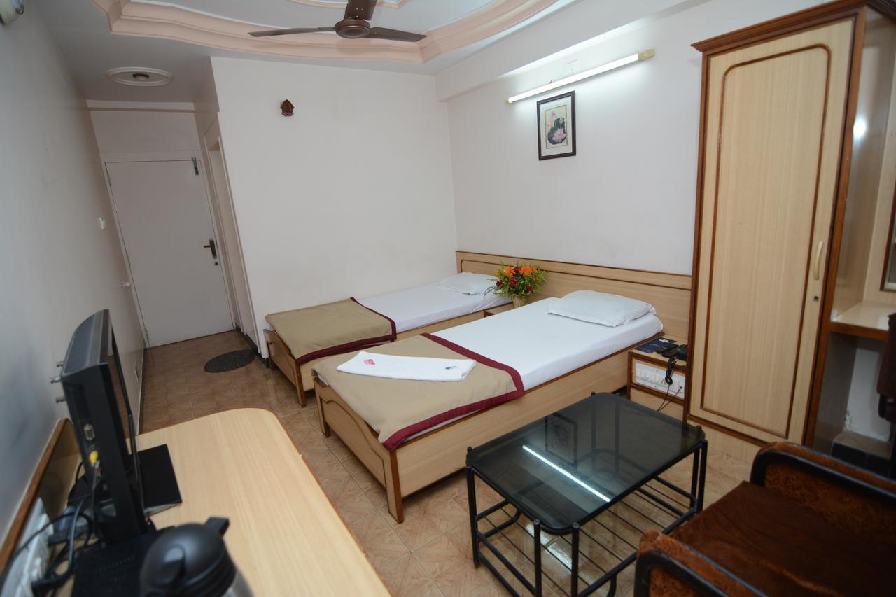 Hotel Kirti Jāmnagar Екстериор снимка
