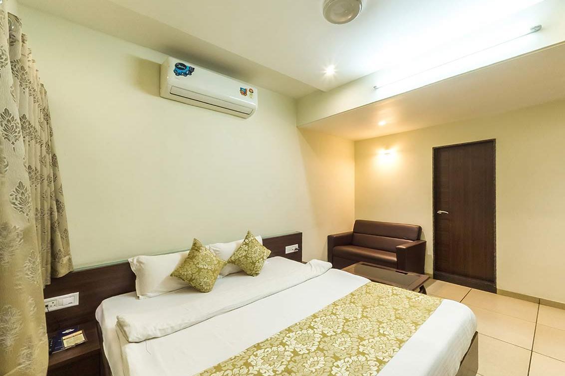 Hotel Kirti Jāmnagar Екстериор снимка