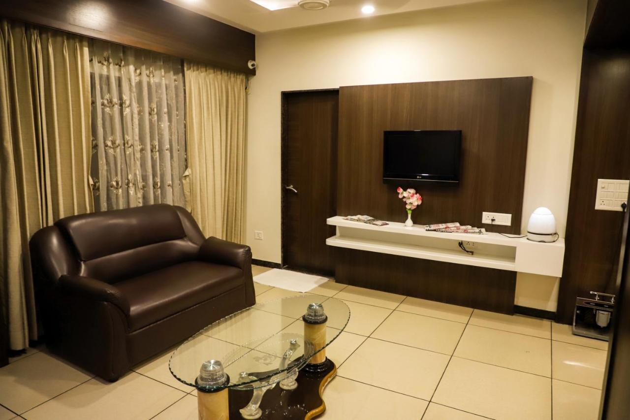 Hotel Kirti Jāmnagar Екстериор снимка